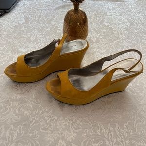 Super fun gold wedges  Marc Fisher 👠!